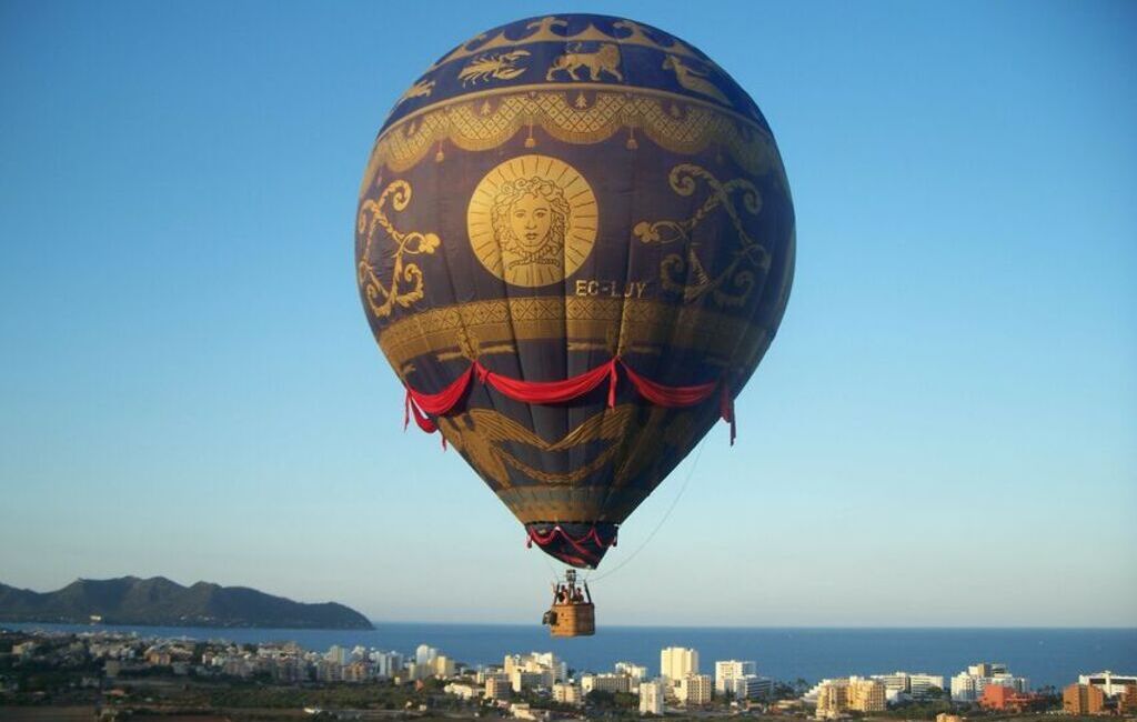 lecący balon i piękna panorama