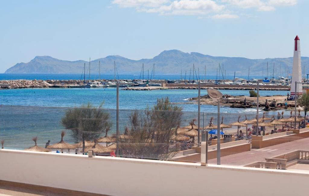 widok na morze i port z hotelu Apartamentos Ses Roquetes, Majorka