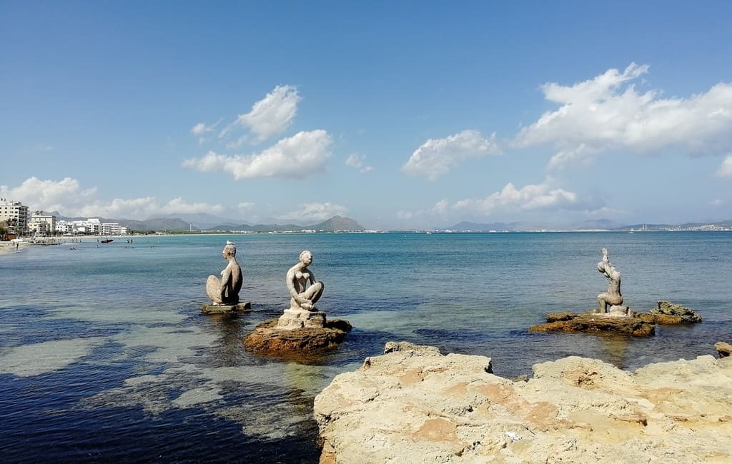 Can Picafort, Majorka, widok na morze i rzeźby