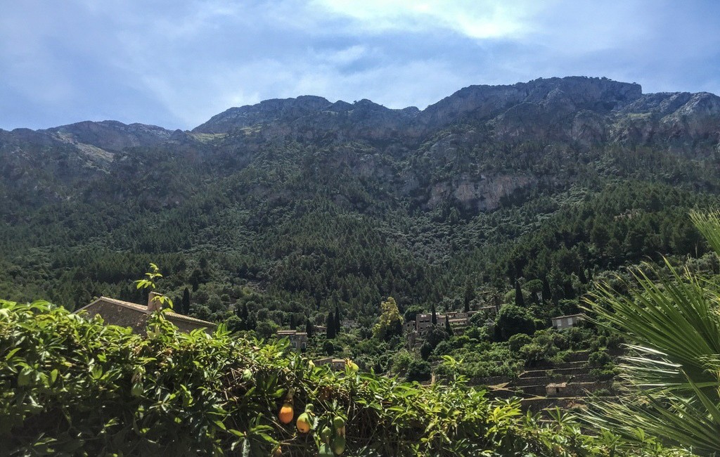 Widok na gory Serra de Tramuntana; Deià, Majorka