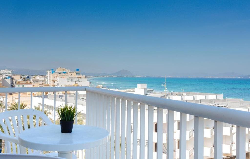 widok na morze z balkonu w hotelu "Hostal Blanca", Majorka