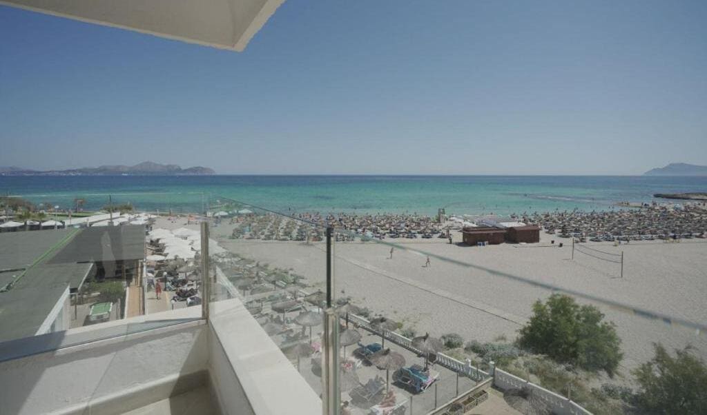 widok na plażę i morze z hotelu Son Baulo w na Majorce