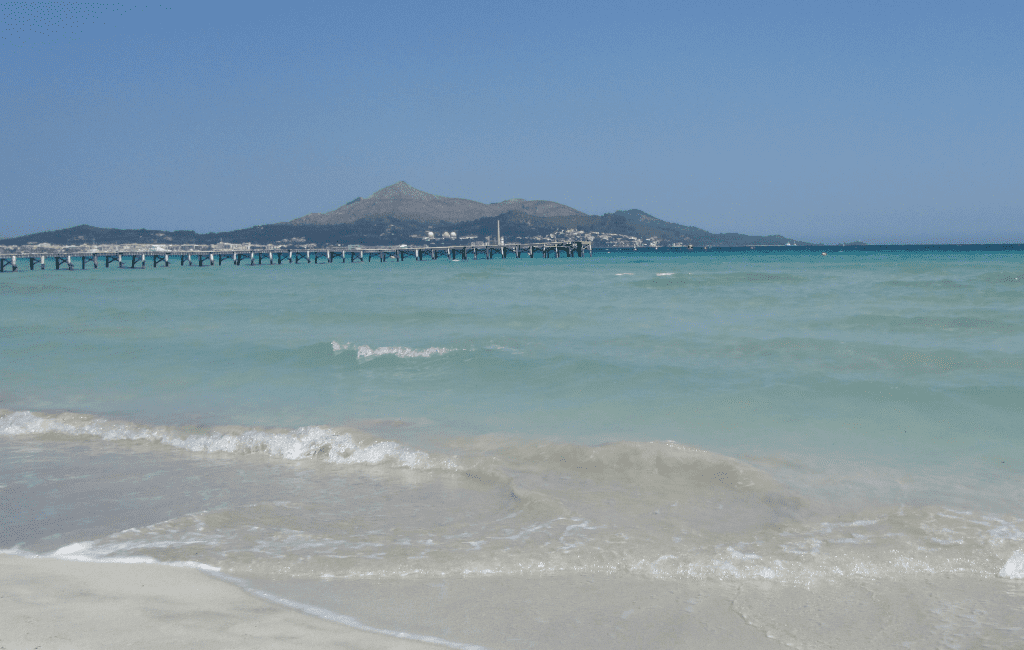 Krystalicznie czyste wody i molo - Playa de Muro, Majorka