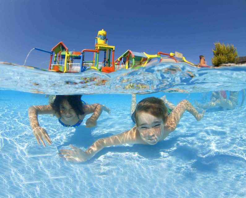 dzieci nurkujące w basenie